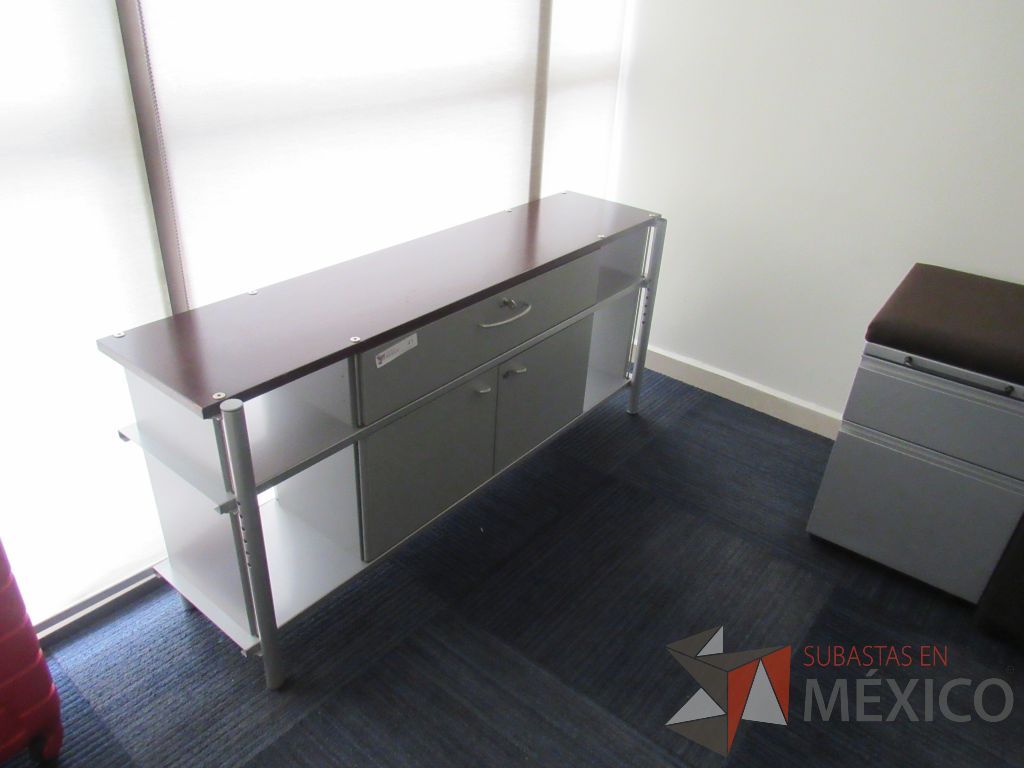 Lote 062 - 2 Credenzas metálicas con 2 puertas, 1 cajón y cubierta color café - Imagen 3