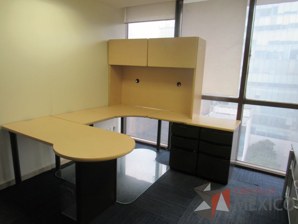 Lote 063 - Escritorio en herradura de costado derecho con 2 archiveros de pedestal de 3 cajones y gabinete superior de 2 puerta corrediza color madera