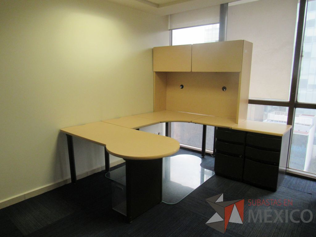Lote 063 - Escritorio en herradura de costado derecho con 2 archiveros de pedestal de 3 cajones y gabinete superior de 2 puerta corrediza color madera - Imagen 2