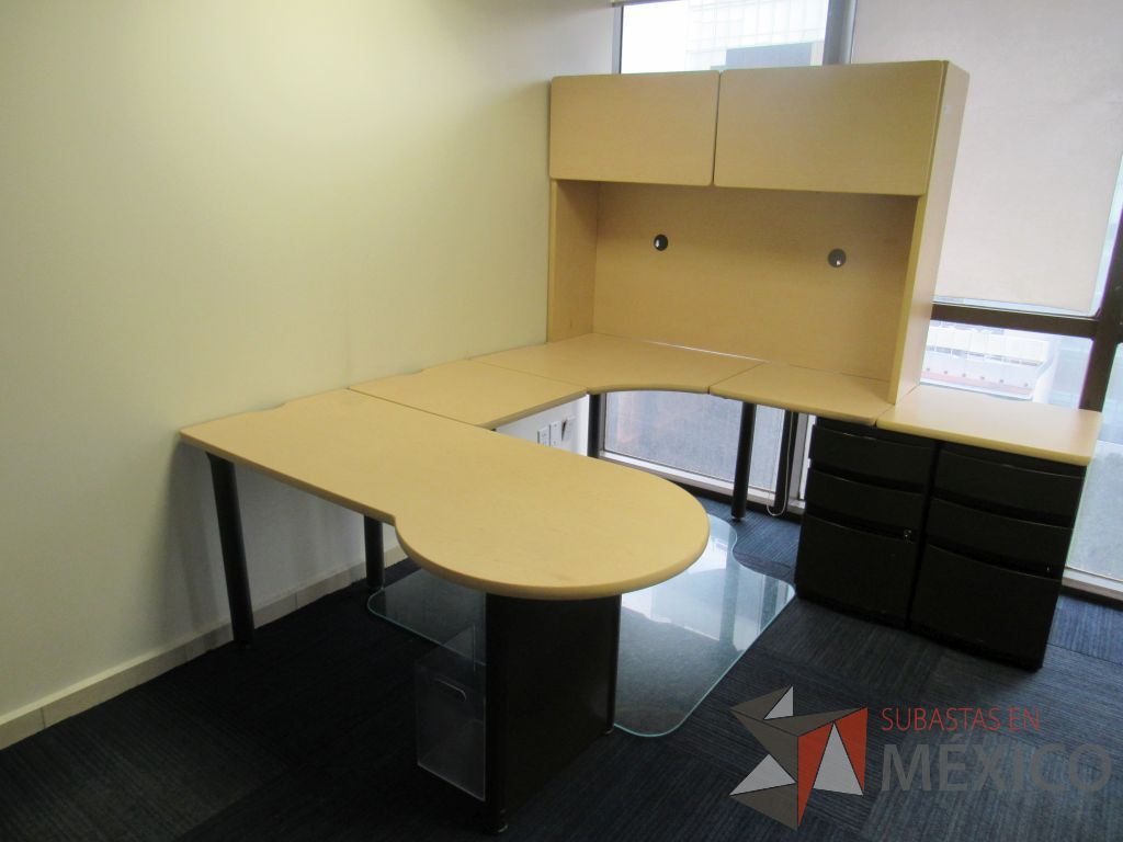 Lote 063 - Escritorio en herradura de costado derecho con 2 archiveros de pedestal de 3 cajones y gabinete superior de 2 puerta corrediza color madera - Imagen 3