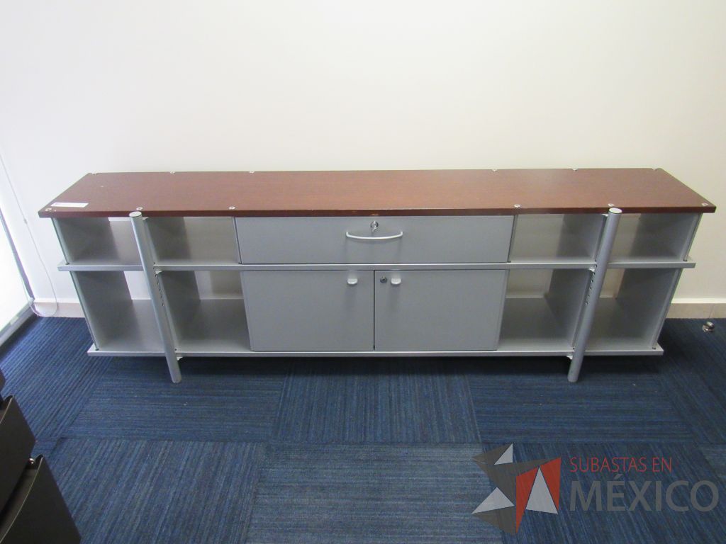 Lote 064 - Credenza metálica con 2 puertas, 1 cajón y cubierta color café