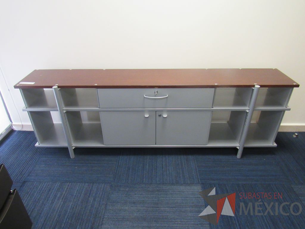 Lote 064 - Credenza metálica con 2 puertas, 1 cajón y cubierta color café - Imagen 2