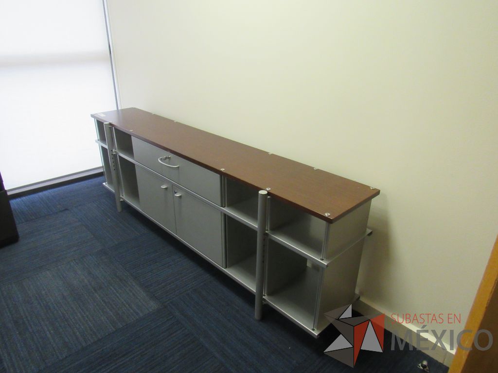 Lote 064 - Credenza metálica con 2 puertas, 1 cajón y cubierta color café - Imagen 3