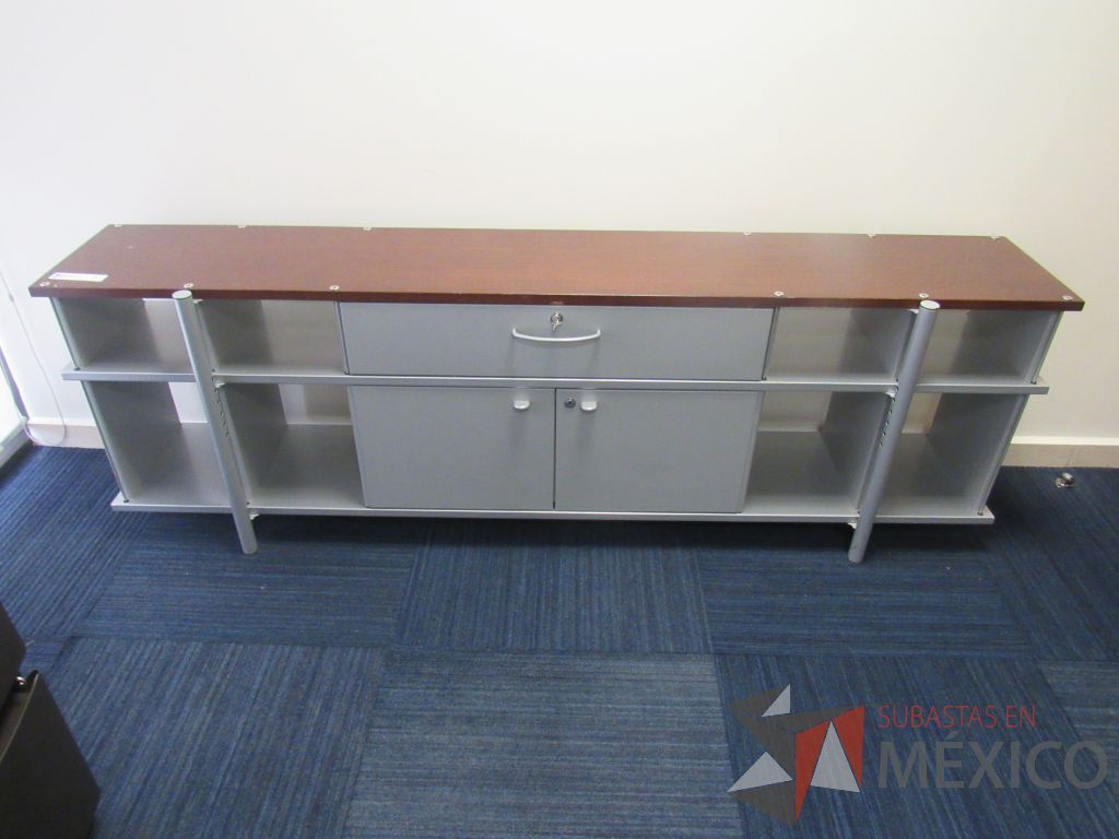 Lote 064 - Credenza metálica con 2 puertas, 1 cajón y cubierta color café - Imagen 4