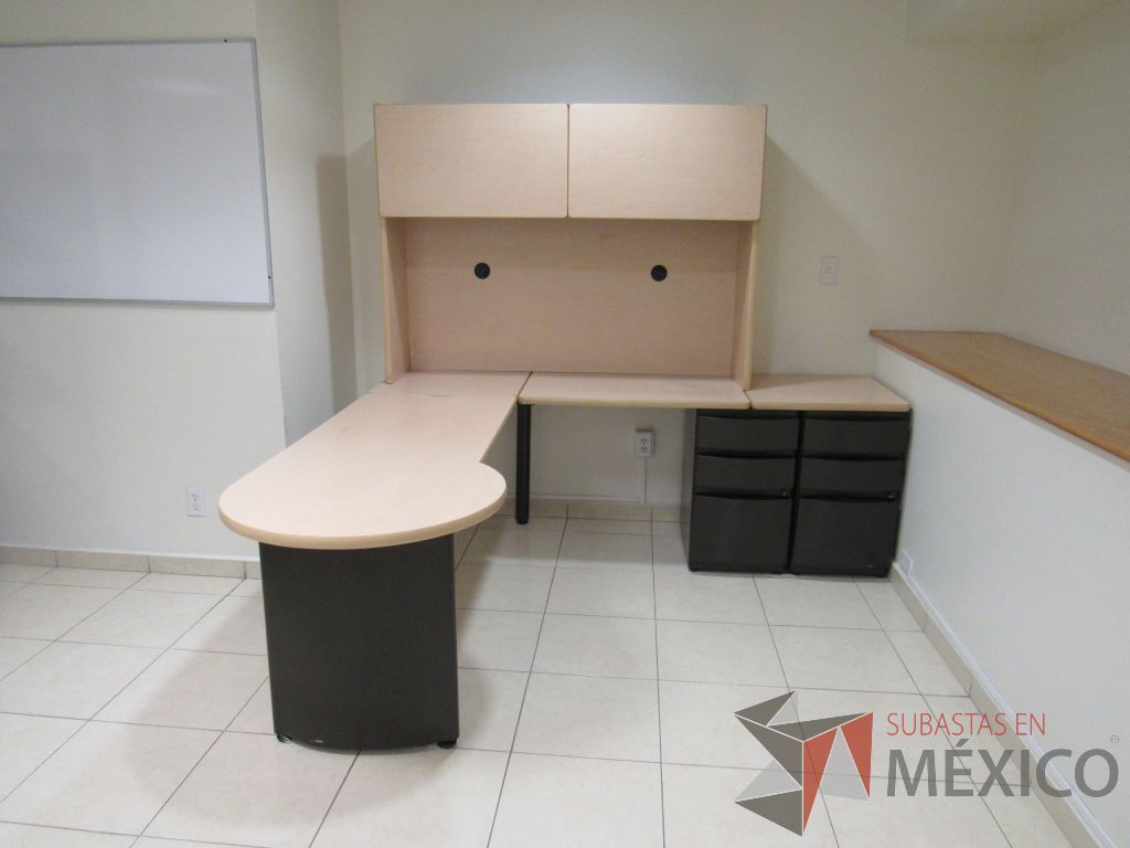 Lote 066 - Escritorio en escuadra con gabinete superior de 2 puertas corredizas y 2 archiveros de pedestal de 3 cajones