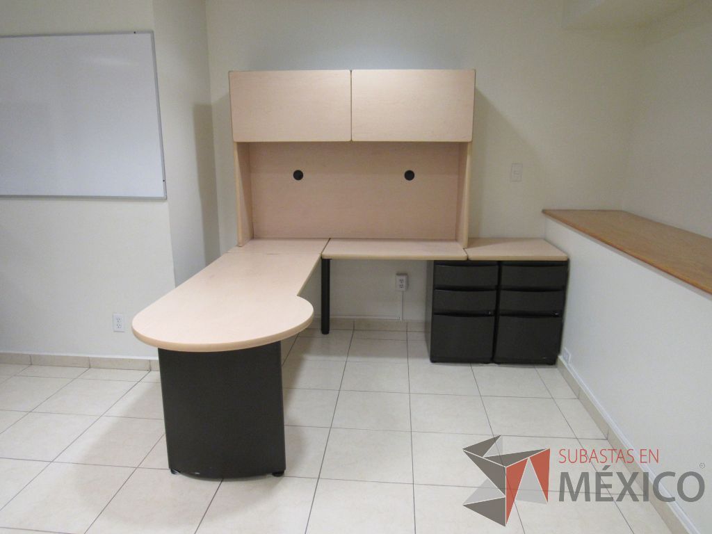 Lote 066 - Escritorio en escuadra con gabinete superior de 2 puertas corredizas y 2 archiveros de pedestal de 3 cajones - Imagen 2