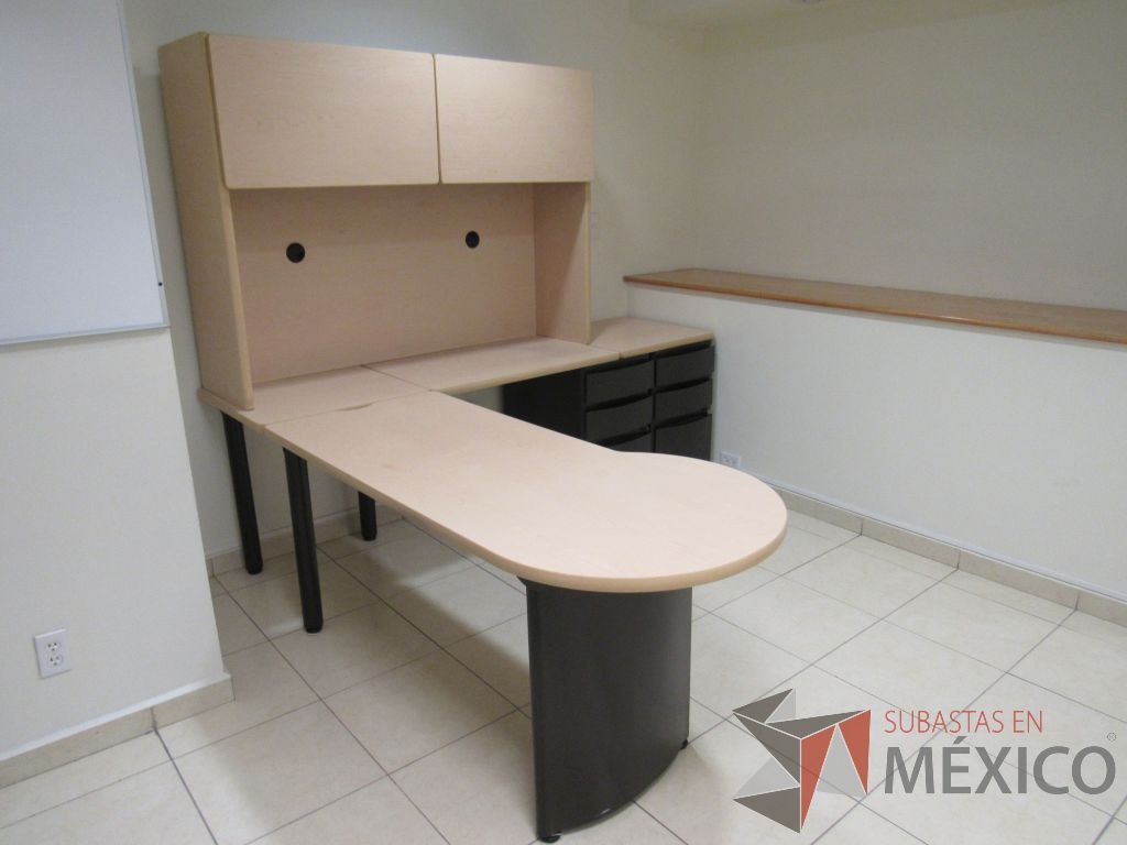 Lote 066 - Escritorio en escuadra con gabinete superior de 2 puertas corredizas y 2 archiveros de pedestal de 3 cajones - Imagen 3