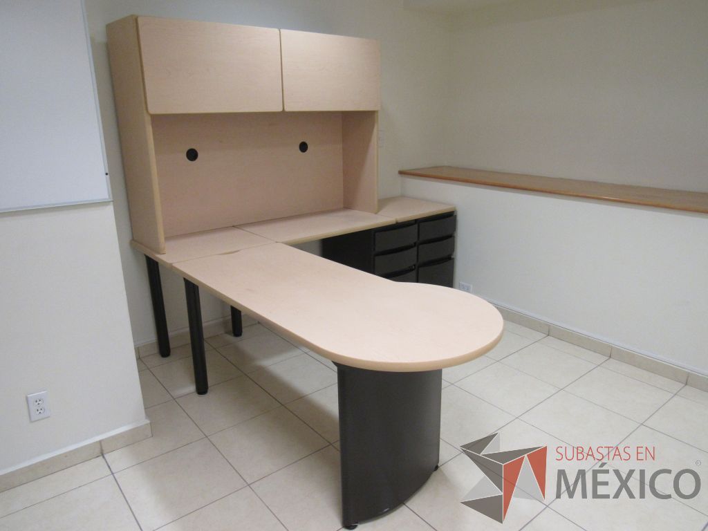 Lote 066 - Escritorio en escuadra con gabinete superior de 2 puertas corredizas y 2 archiveros de pedestal de 3 cajones - Imagen 4