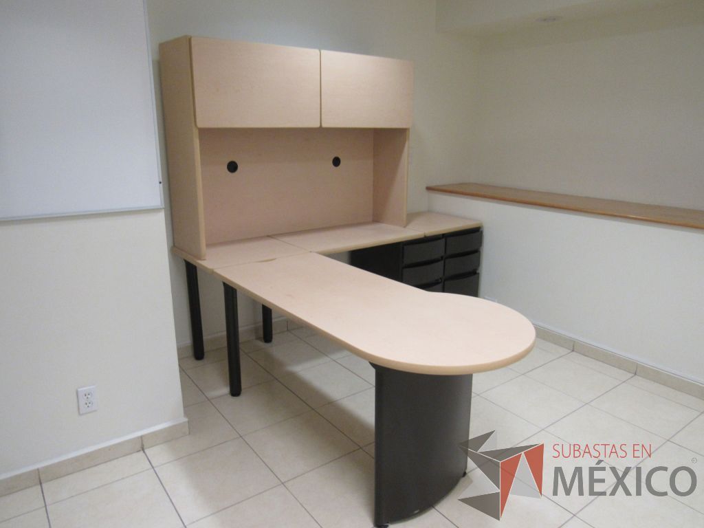 Lote 066 - Escritorio en escuadra con gabinete superior de 2 puertas corredizas y 2 archiveros de pedestal de 3 cajones - Imagen 5