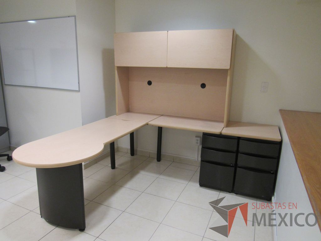 Lote 066 - Escritorio en escuadra con gabinete superior de 2 puertas corredizas y 2 archiveros de pedestal de 3 cajones - Imagen 6