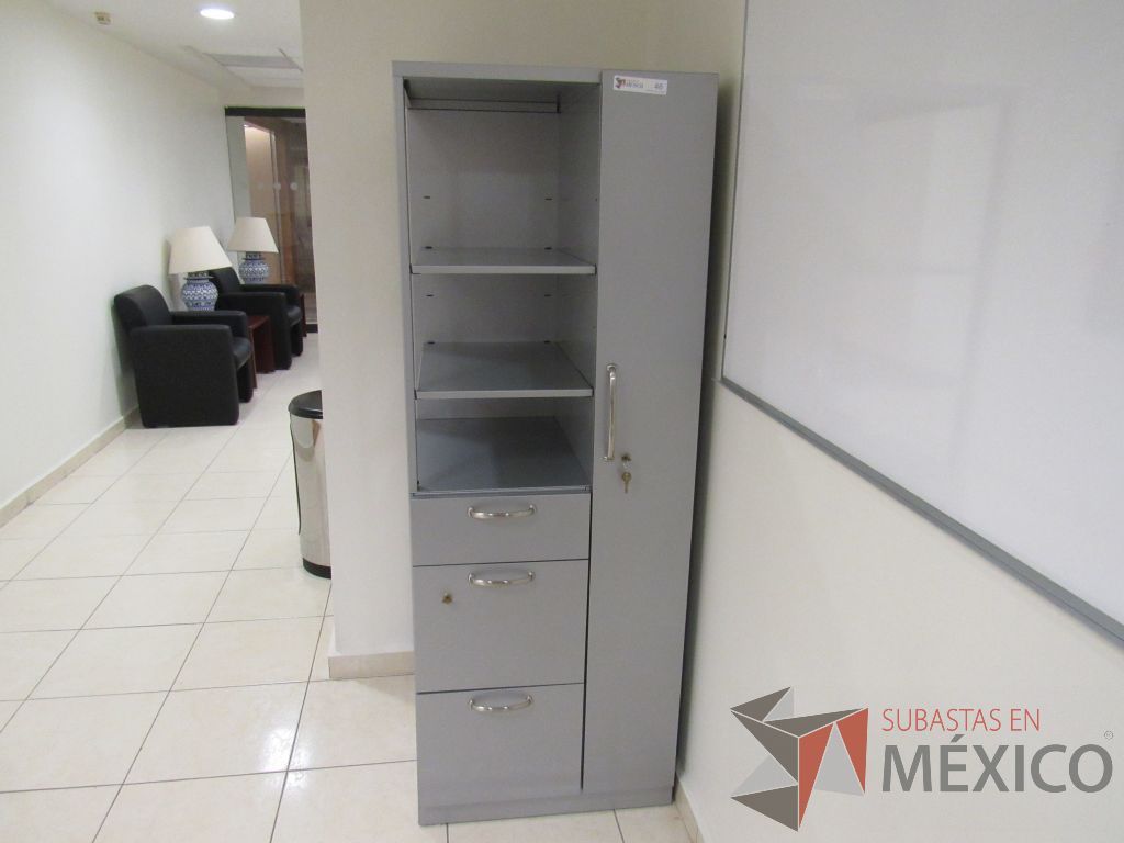 Lote 067 - Gabinete alto con 3 cajones, 1 puerta y 1 entrepaños color gris