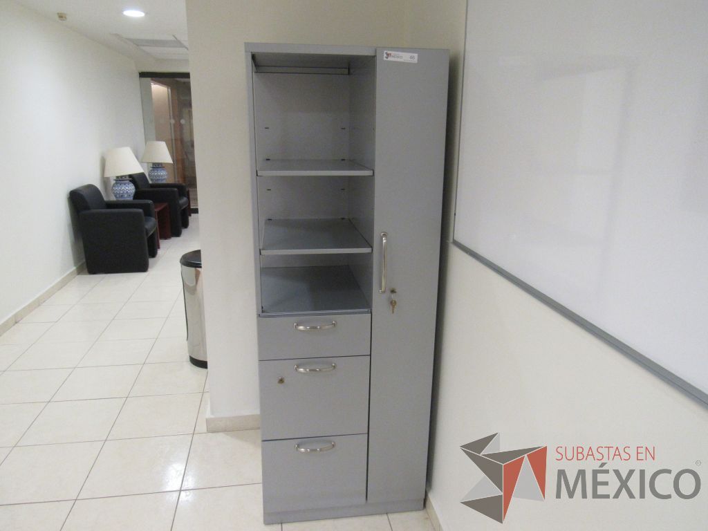 Lote 067 - Gabinete alto con 3 cajones, 1 puerta y 1 entrepaños color gris - Imagen 2