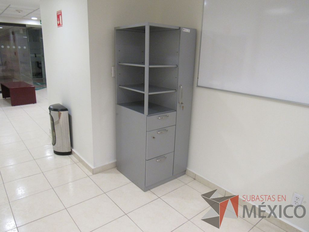 Lote 067 - Gabinete alto con 3 cajones, 1 puerta y 1 entrepaños color gris - Imagen 3