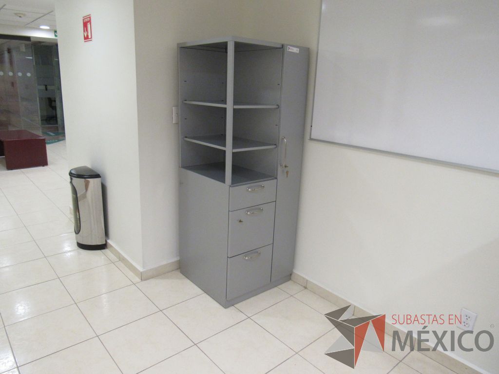 Lote 067 - Gabinete alto con 3 cajones, 1 puerta y 1 entrepaños color gris - Imagen 4