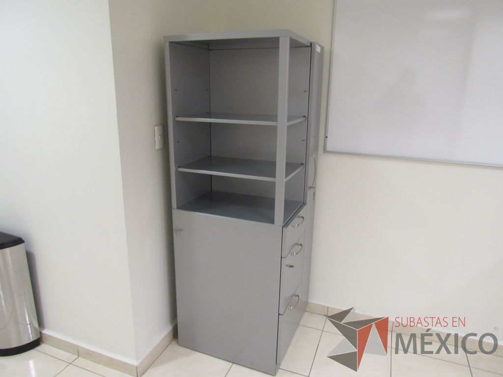Lote 067 - Gabinete alto con 3 cajones, 1 puerta y 1 entrepaños color gris - Imagen 5