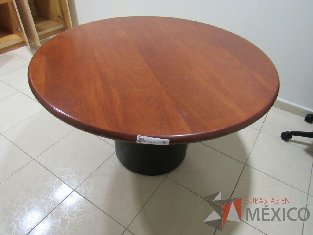 Lote 069 - Mesa de trabajo circular con base metálica y cubierta color café - Imagen 2