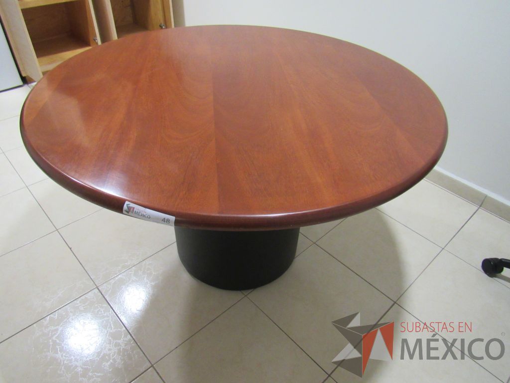 Lote 069 - Mesa de trabajo circular con base metálica y cubierta color café - Imagen 3