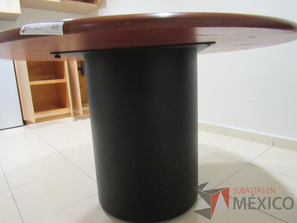 Lote 069 - Mesa de trabajo circular con base metálica y cubierta color café - Imagen 4