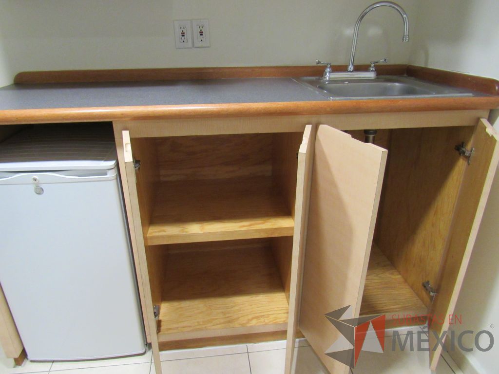 Lote 070 - Cocina empotrada con tarja de acero inoxidable, 2 puertas, 1 entrepaño, gabinete superior con 4 puertas y 2 entrepaños - Imagen 7