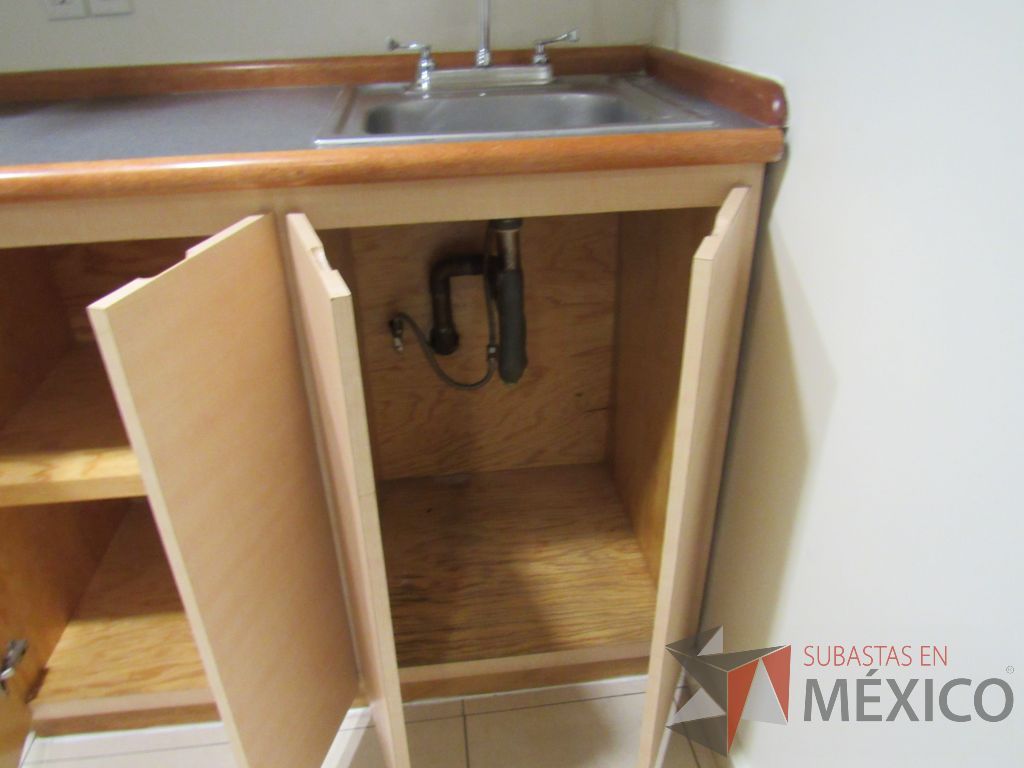 Lote 070 - Cocina empotrada con tarja de acero inoxidable, 2 puertas, 1 entrepaño, gabinete superior con 4 puertas y 2 entrepaños - Imagen 8