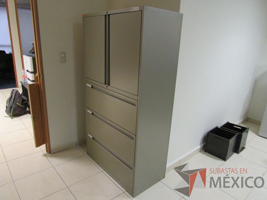 Lote 071 - Gabinete metálico alto con 3 cajones y puertas color gris - Imagen 2