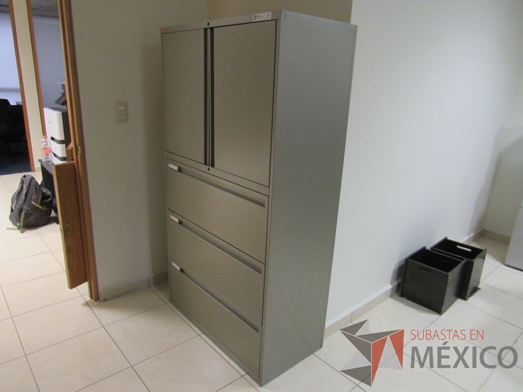 Lote 071 - Gabinete metálico alto con 3 cajones y puertas color gris - Imagen 3