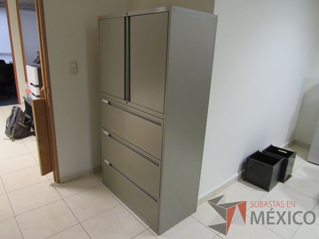 Lote 071 - Gabinete metálico alto con 3 cajones y puertas color gris - Imagen 4