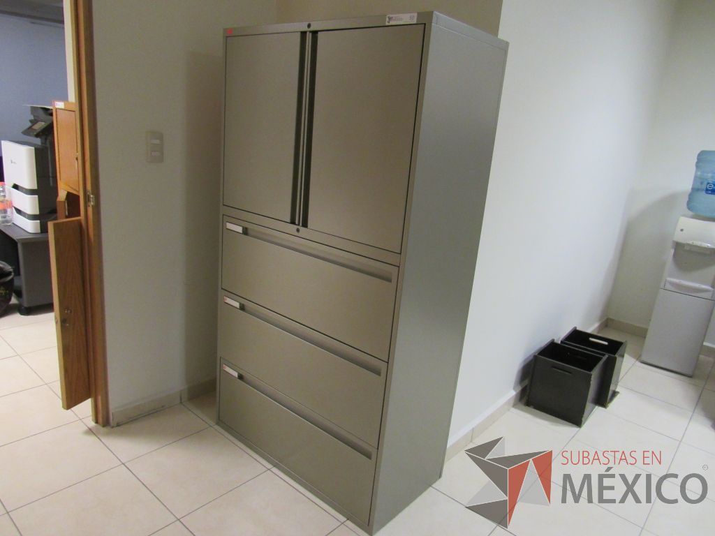 Lote 071 - Gabinete metálico alto con 3 cajones y puertas color gris - Imagen 5