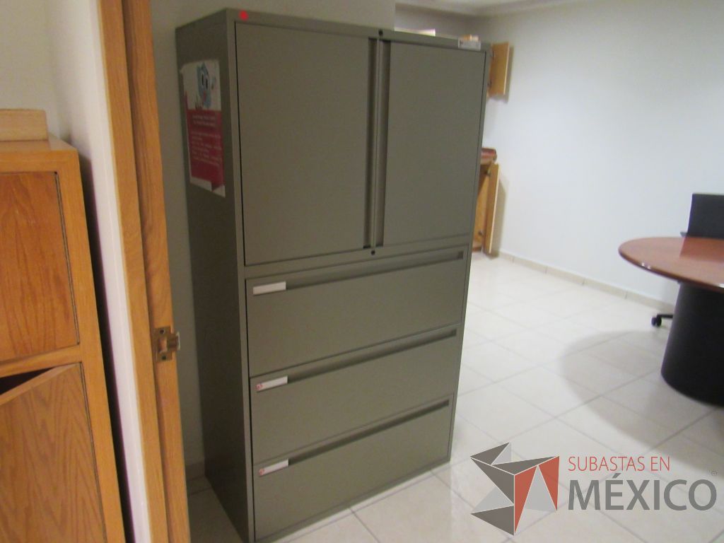 Lote 071 - Gabinete metálico alto con 3 cajones y puertas color gris
