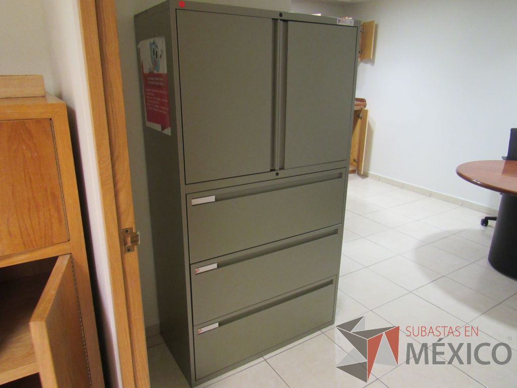 Lote 071 - Gabinete metálico alto con 3 cajones y puertas color gris - Imagen 6