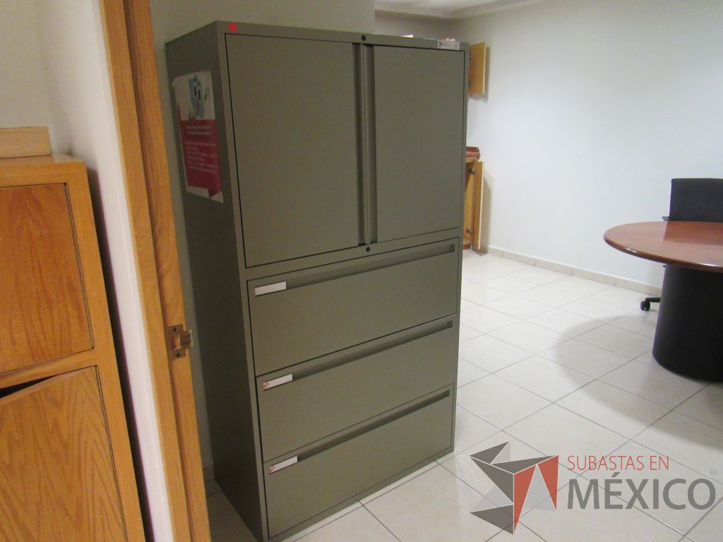 Lote 071 - Gabinete metálico alto con 3 cajones y puertas color gris - Imagen 7