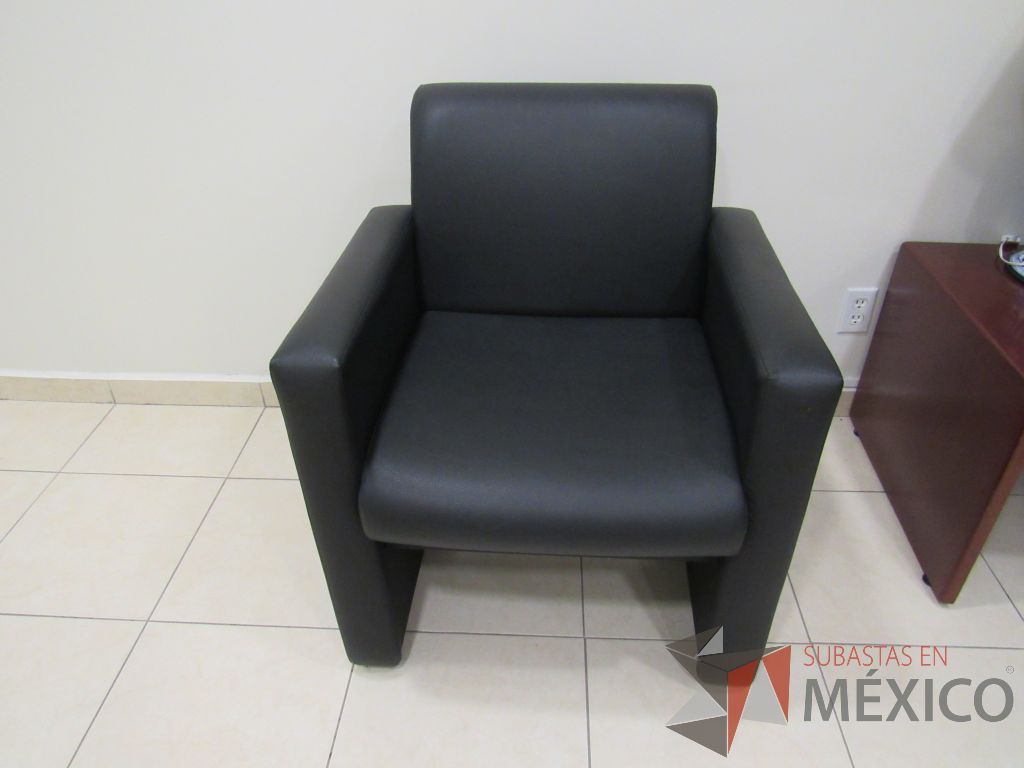 Lote 077 - Sillón de 1 plaza con descansa brazos, asiento y respaldo tipo piel color negro