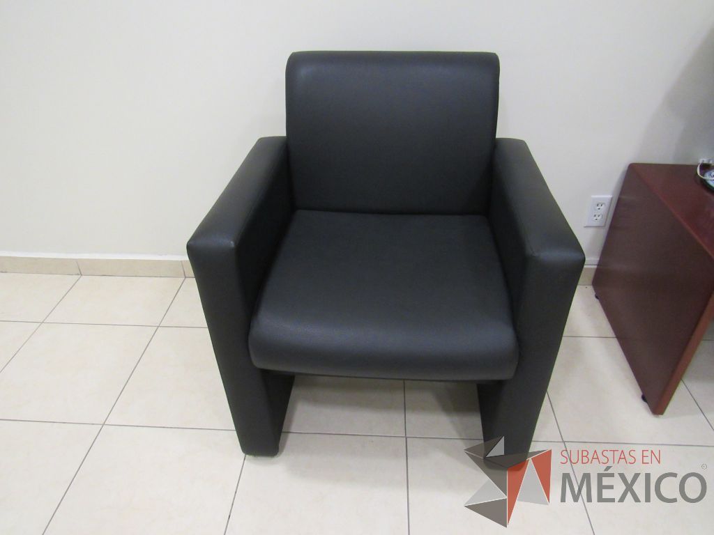 Lote 077 - Sillón de 1 plaza con descansa brazos, asiento y respaldo tipo piel color negro - Imagen 2