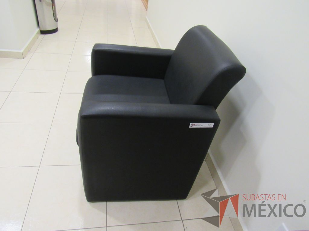 Lote 077 - Sillón de 1 plaza con descansa brazos, asiento y respaldo tipo piel color negro - Imagen 3