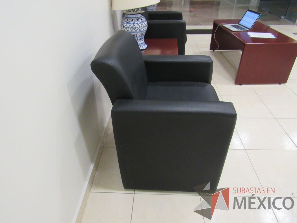 Lote 077 - Sillón de 1 plaza con descansa brazos, asiento y respaldo tipo piel color negro - Imagen 4
