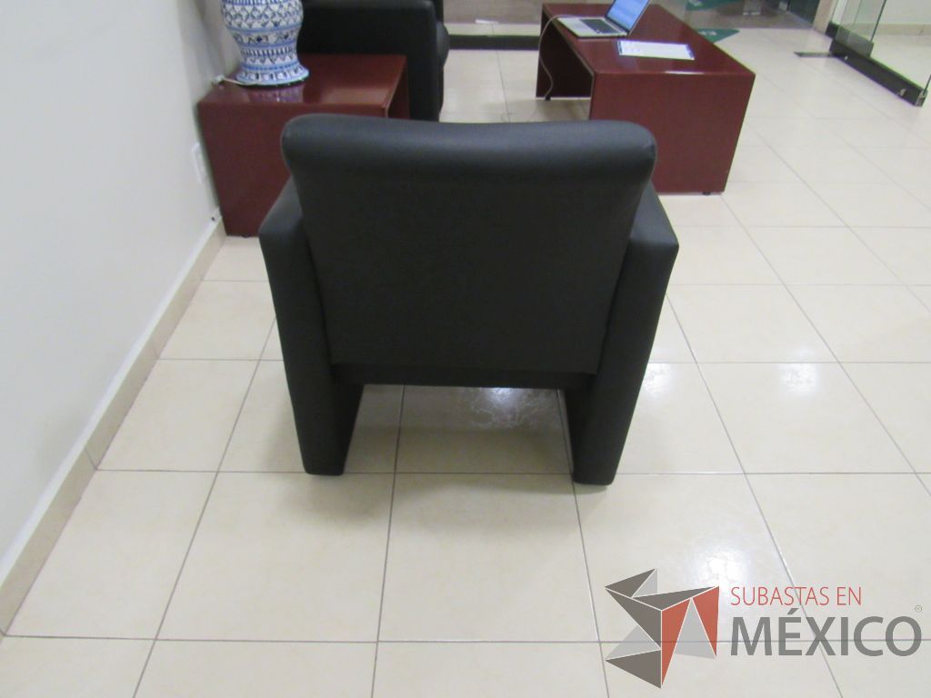 Lote 077 - Sillón de 1 plaza con descansa brazos, asiento y respaldo tipo piel color negro - Imagen 5