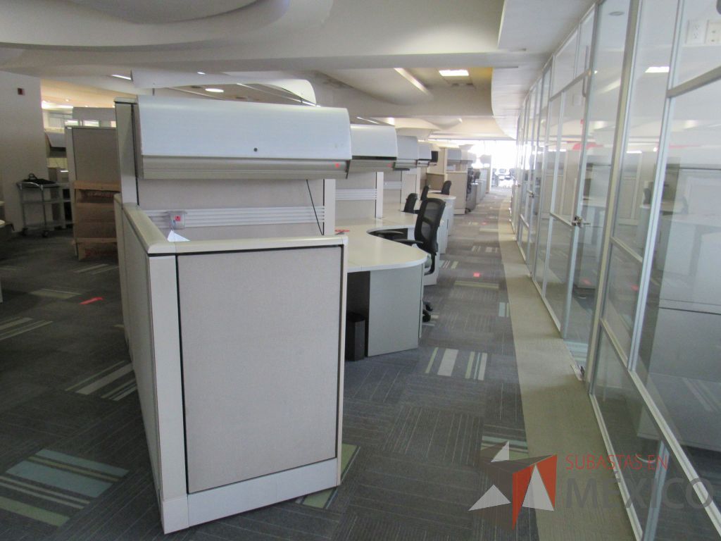 Lote 084 - Estación de trabajo de mampara alta color beige para 9 personas con 9 gavetas y 9 archiveros de pedestal de 3 cajones - Imagen 4