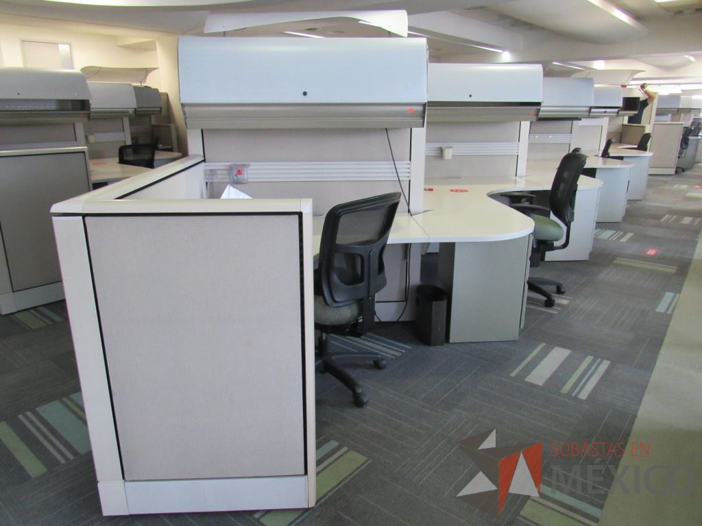 Lote 084 - Estación de trabajo de mampara alta color beige para 9 personas con 9 gavetas y 9 archiveros de pedestal de 3 cajones - Imagen 5
