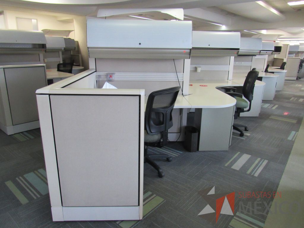 Lote 084 - Estación de trabajo de mampara alta color beige para 9 personas con 9 gavetas y 9 archiveros de pedestal de 3 cajones - Imagen 6