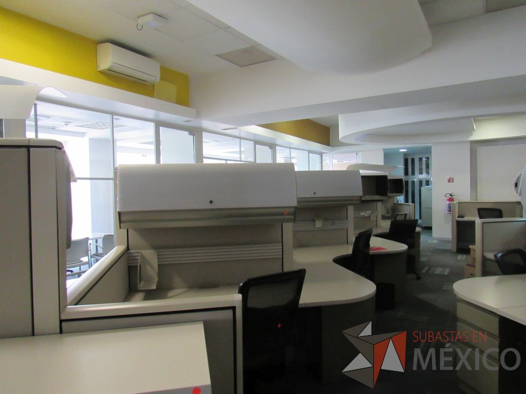 Lote 084 - Estación de trabajo de mampara alta color beige para 9 personas con 9 gavetas y 9 archiveros de pedestal de 3 cajones