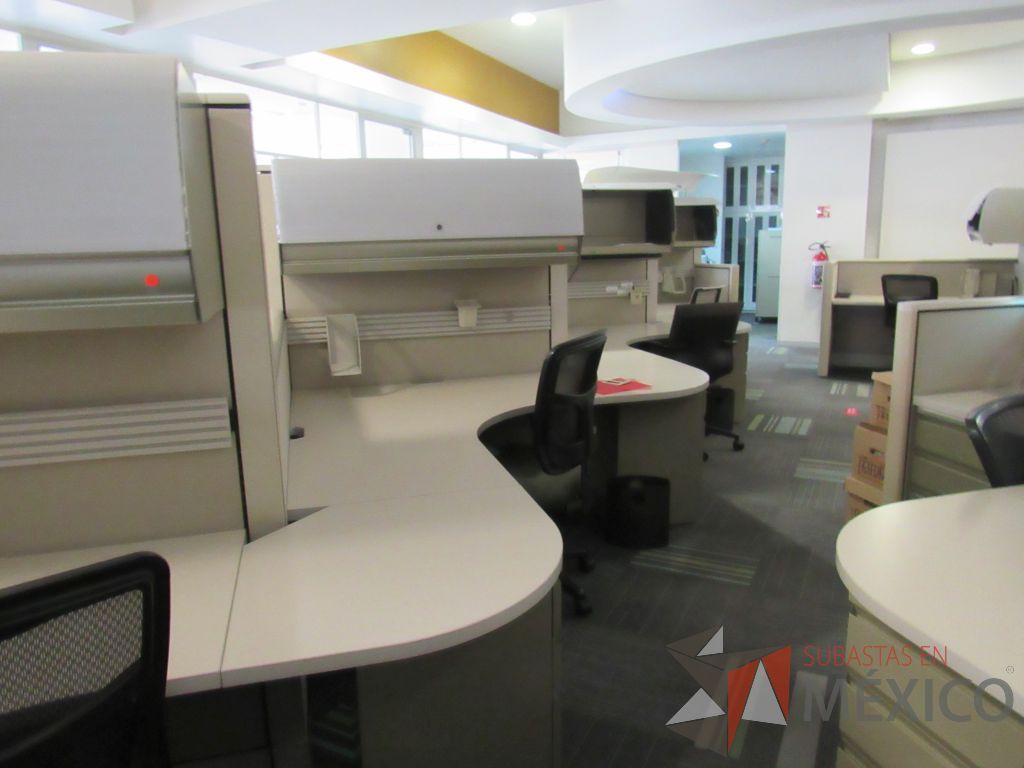 Lote 084 - Estación de trabajo de mampara alta color beige para 9 personas con 9 gavetas y 9 archiveros de pedestal de 3 cajones - Imagen 10