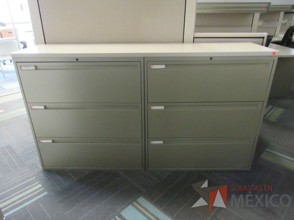 Lote 018 - Gabinete con 6 cajones color verde y cubierta color beige