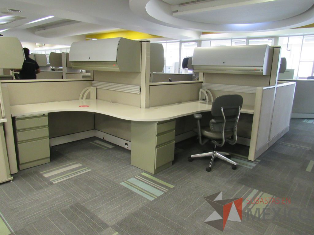 Lote 087 - Estación de trabajo de mampara alta color beige para 5 personas con 5 gavetas y 5 archiveros de pedestal de 3 cajones - Imagen 2