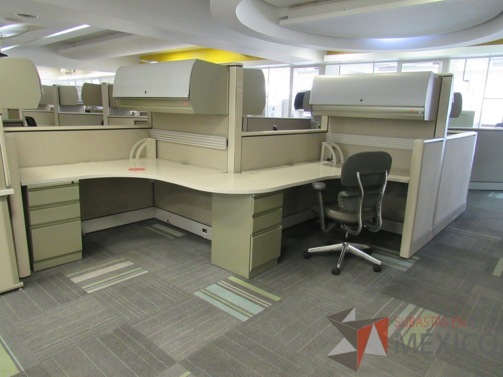 Lote 087 - Estación de trabajo de mampara alta color beige para 5 personas con 5 gavetas y 5 archiveros de pedestal de 3 cajones