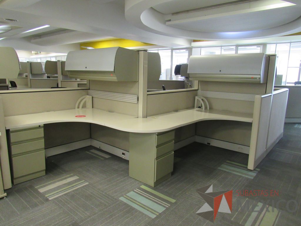 Lote 087 - Estación de trabajo de mampara alta color beige para 5 personas con 5 gavetas y 5 archiveros de pedestal de 3 cajones - Imagen 3