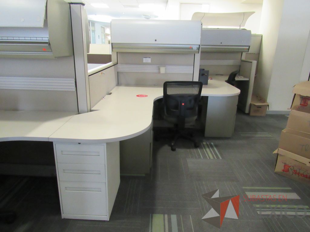 Lote 087 - Estación de trabajo de mampara alta color beige para 5 personas con 5 gavetas y 5 archiveros de pedestal de 3 cajones - Imagen 6