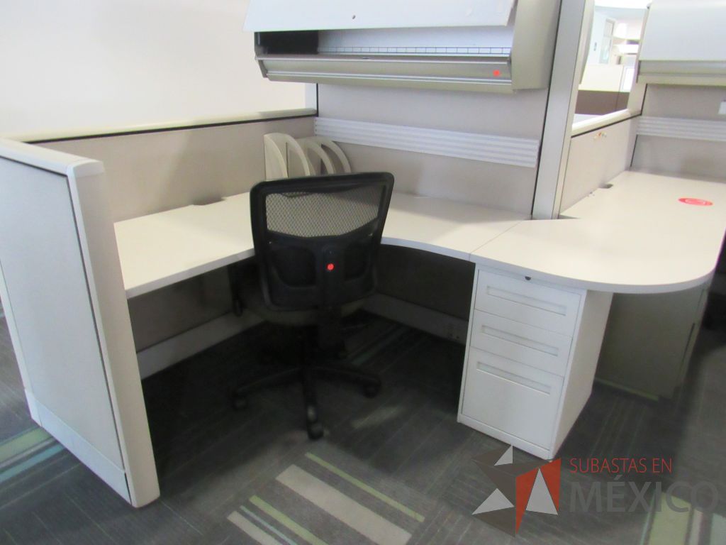 Lote 087 - Estación de trabajo de mampara alta color beige para 5 personas con 5 gavetas y 5 archiveros de pedestal de 3 cajones - Imagen 7