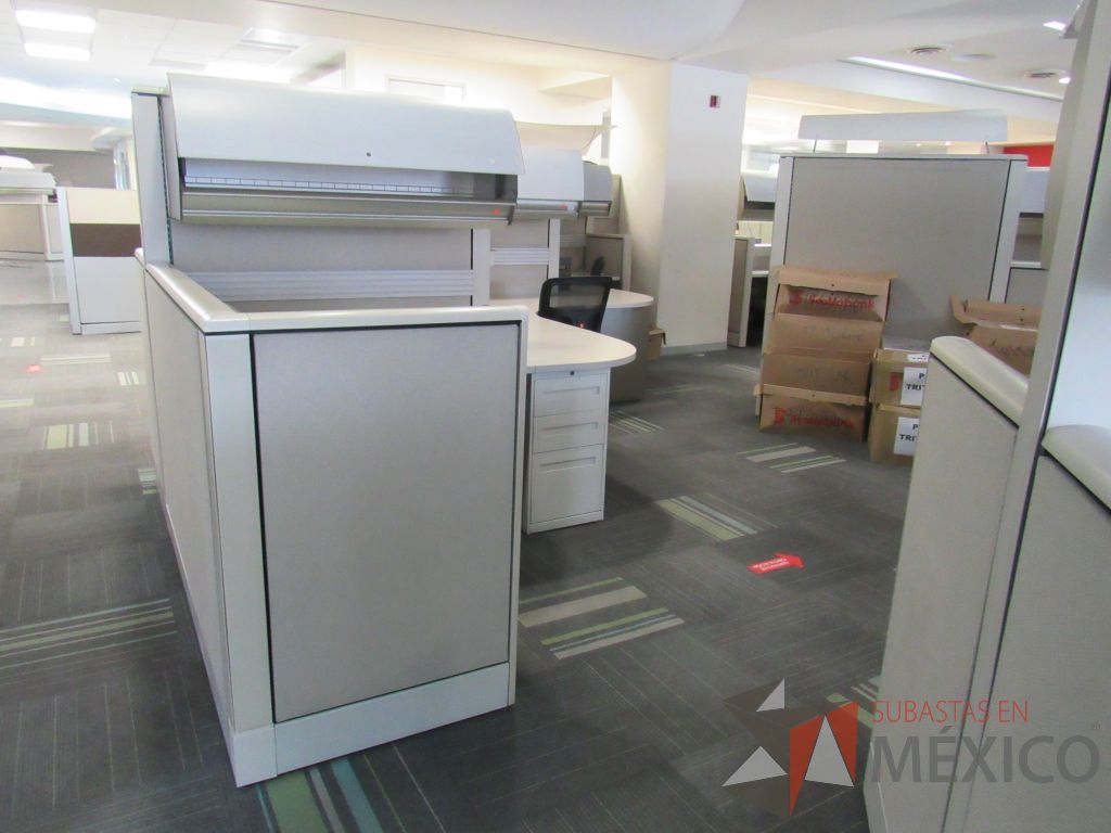Lote 087 - Estación de trabajo de mampara alta color beige para 5 personas con 5 gavetas y 5 archiveros de pedestal de 3 cajones - Imagen 8