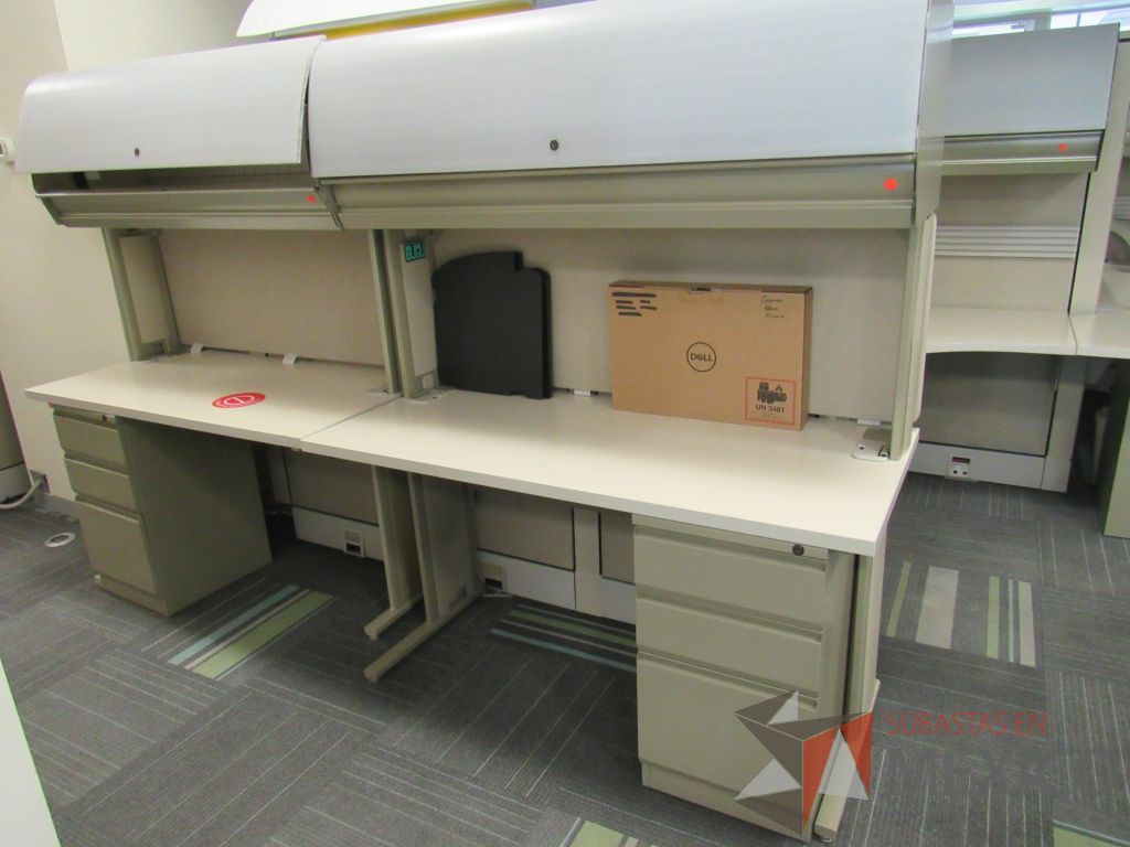 Lote 088 - Estación de trabajo de mampara alta color beige para 2 personas con 2 gavetas y 2 archiveros de pedestal de 3 cajones - Imagen 2