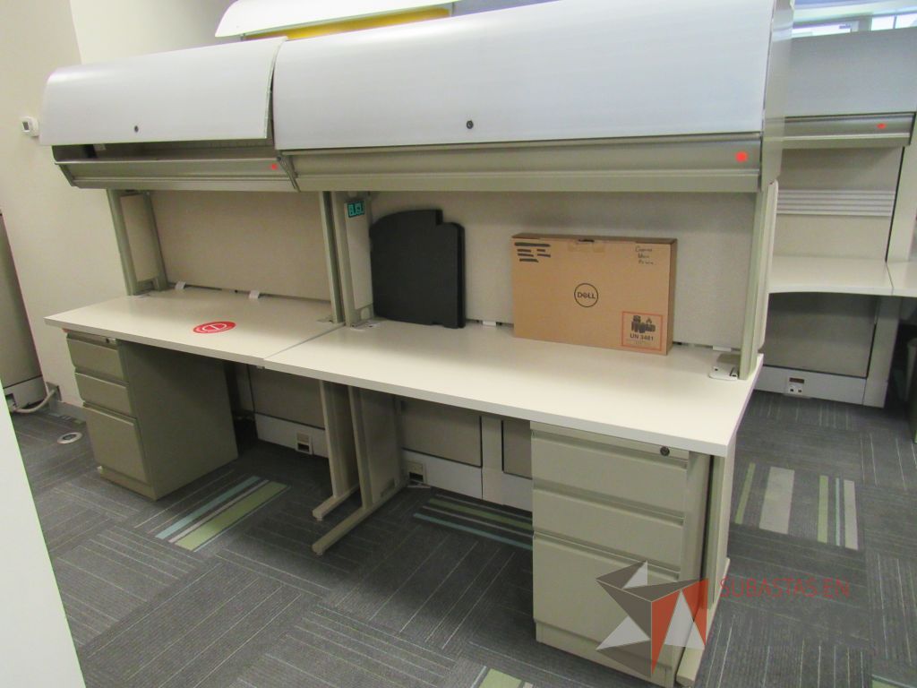 Lote 088 - Estación de trabajo de mampara alta color beige para 2 personas con 2 gavetas y 2 archiveros de pedestal de 3 cajones